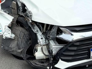 [Vídeo] ﻿Idoso passa mal ao volante, bate carro contra semáforo e é socorrido na Ponta Verde