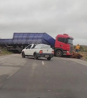 [Vídeo] Acidente envolvendo uma carreta é registrado na AL- 220, na zona rural de Girau do Ponciano