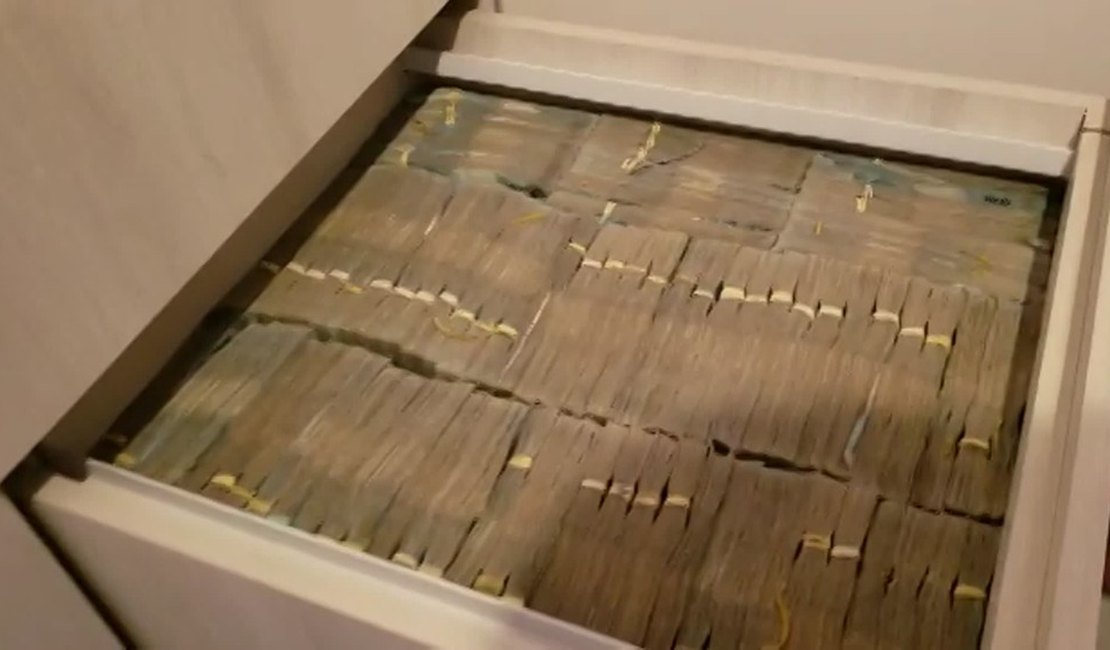 Polícia acha armário com R$ 8 milhões em casa de dono de rede de farmácias
