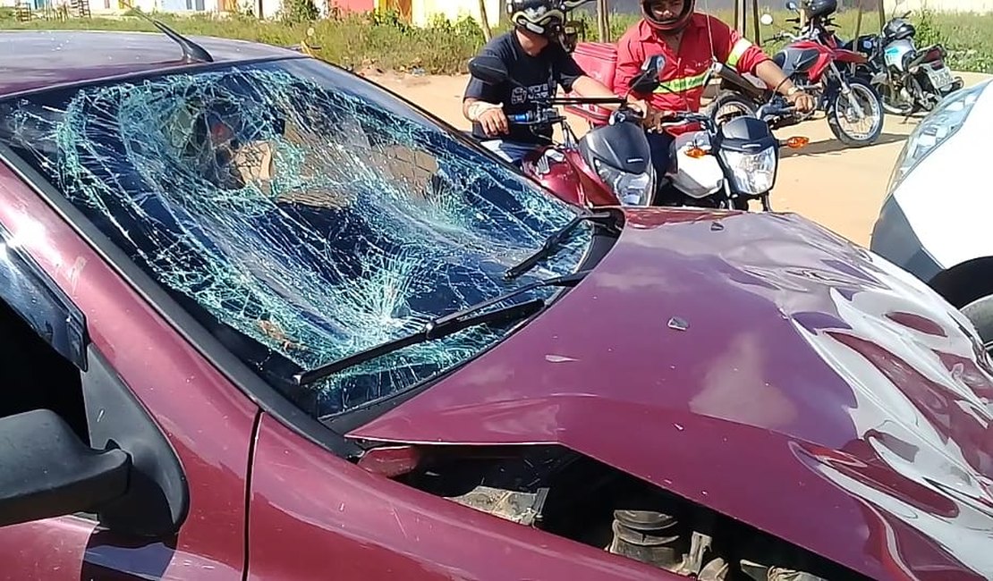 Mototaxista e passageiro ficam feridos após colisão entre carro e moto em Arapiraca