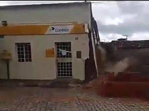[Vídeo] Prédio de agência dos Correios desaba em Minador do Negrão