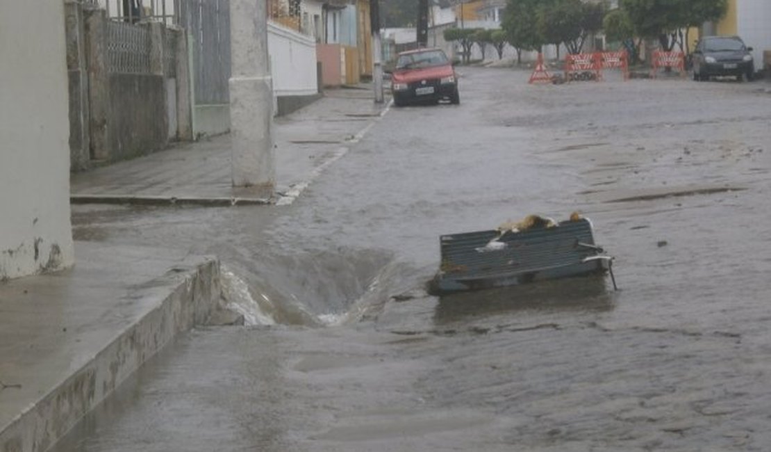 Fortes chuvas causam transtornos em vários pontos de Penedo