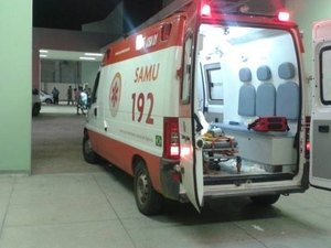 Filho atira acidentalmente no pé da própria mãe