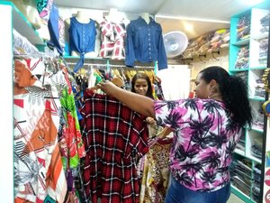 Presença do Sine Maceió movimenta o Shopping Popular 