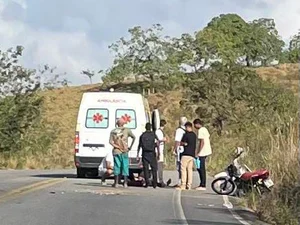 Estudante fica ferido em colisão entre motocicleta e ônibus na zona rural de Jacuípe