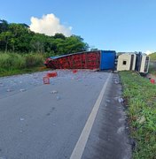 Motorista que tombou carreta na BR-101 estava embriagado, diz PRF