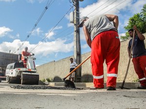 Prefeitura de Penedo realiza operação tapa-buracos em conjuntos de moradia popular e vias com maior trânsito de veículos