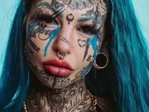 Mulher lembra como tatuagem no olho a deixou sem visão: 'não me arrependo'