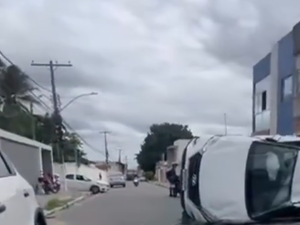 Carro capota após forte colisão com veículo estacionado em Arapiraca