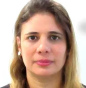 Professora é assassinada a facadas por aluno dentro de faculdade