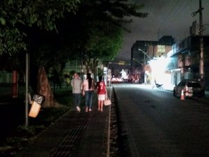 Centro de Arapiraca continua sem energia horas após acidente com fio elétrico