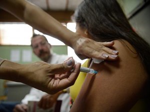 Para evitar desperdício, Governo autoriza vacina de HPV para adultos até 26