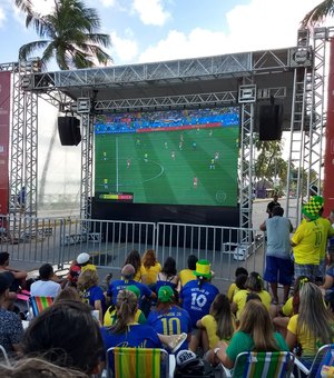 Alagoanos torcem pelo Brasil em telões instalados na praia da Ponta Verde