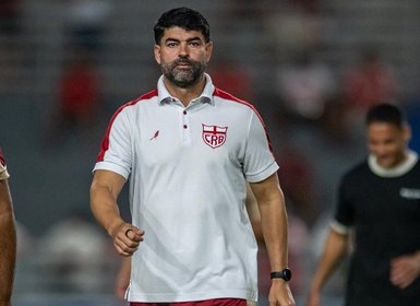 Após 11 derrotas, CRB anuncia fim da direção de Ari Barros