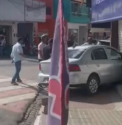 Carro desgovernado invade estabelecimento comercial em Palmeira dos Índios