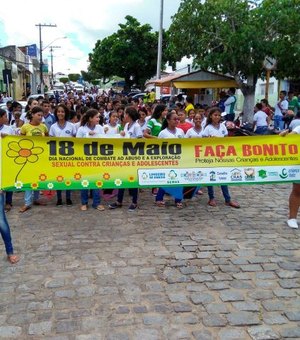 Em combate à exploração sexual infantil, alunos participam de ato em Limoeiro