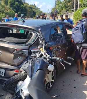 [Vídeo] Colisão entre carro e moto deixa jovem ferido em Maragogi