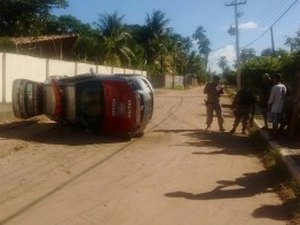 Viatura capota e dois militares ficam feridos