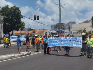 [Vídeo] Trabalhadores portuários iniciam greve com protesto em frente ao Porto de Maceió