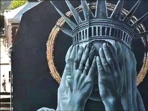 Estátua da Liberdade ‘envergonhada’ torna-se viral