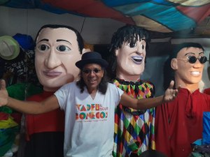 [Vídeo] Alegria de Tadeu e Seus Bonecos contagia o carnaval da velha Penedo