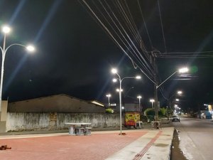 Programa Penedo Mais Iluminada entrega LEDs em praça de Conjunto