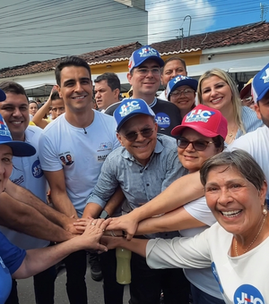JHC faz aparição em feira de Arapiraca ao lado de Célia Rocha