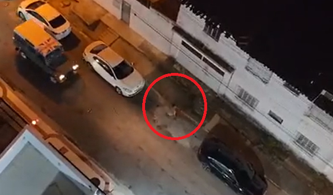 Moradores registram surto de homem em via-pública no Farol