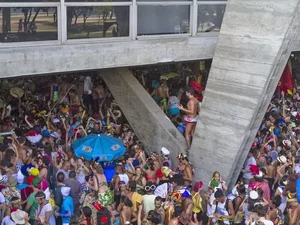Boi Tolo, ícone do Carnaval de rua do RJ, ganha destaque internacional