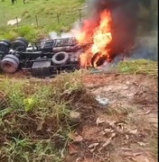 Caminhão pega fogo após tombar em ribanceira na zona rural de São Miguel dos Campos