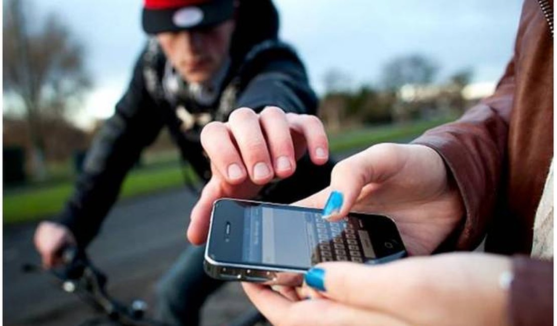 Homem é assaltado na porta de casa por homens em bicicleta