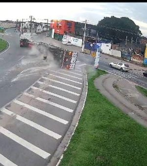 [Vídeo] Carreta prancha tomba na parte alta de Maceió e deixa trânsito lento