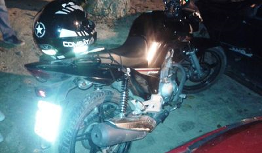 PM recupera motocicletas roubadas e prende jovem com mandado de prisão em aberto