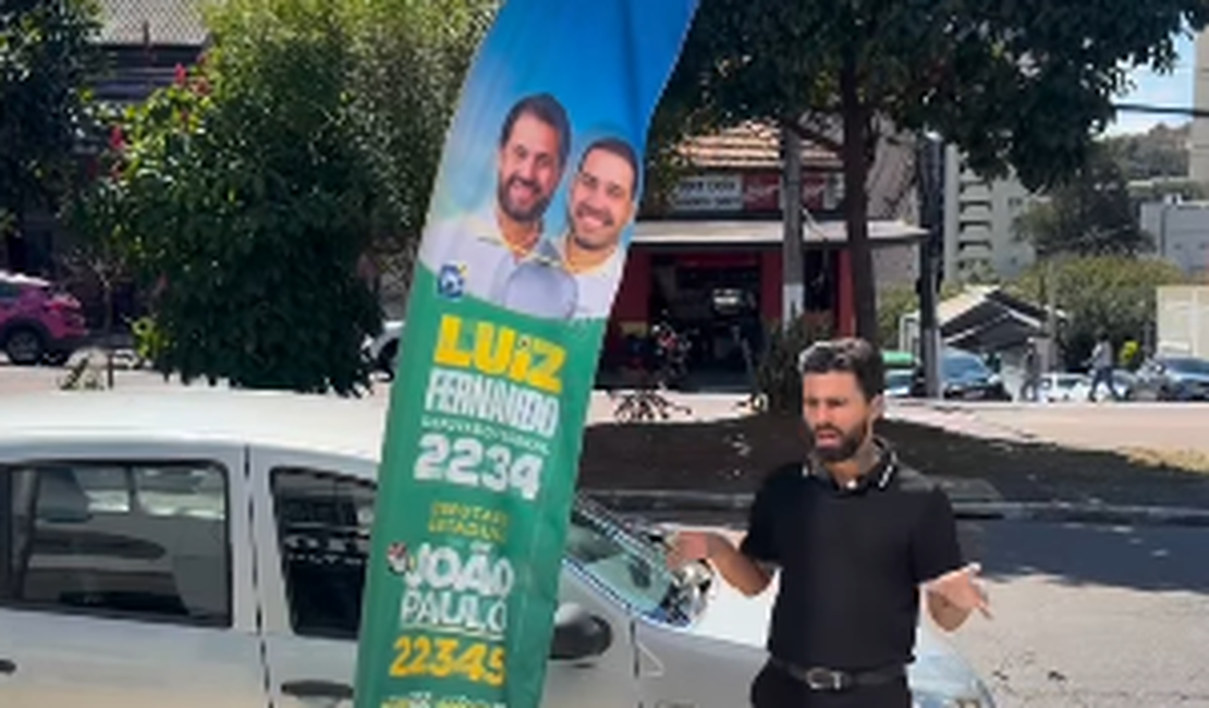 Comerciante viraliza nas redes ao retirar propaganda eleitoral em frente à sua barbearia
