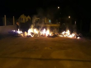 [Vídeo] Moradores de povoado protestam contra a falta de coleta de lixo
