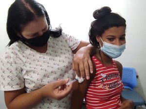 Crianças são vacinadas contra covid-19 em Maragogi