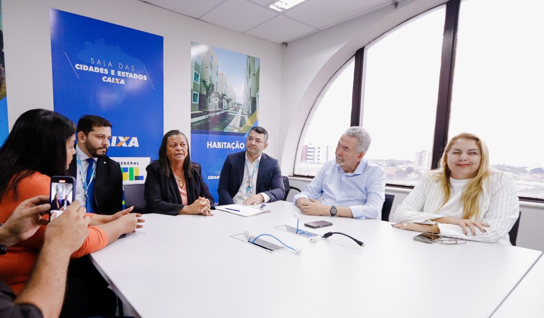 Tia Júlia e aliados assinam contrato para construção de casas no Quilombo Tabacaria em Palmeira