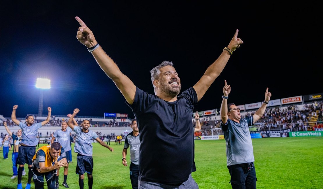 Torcedores com bilhete do sorteio da moto assistem ao jogo do ASA de graça