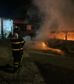 Bombeiros em Arapiraca são mobilizados e evitam propagação de chamas em veículo