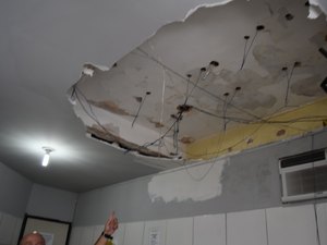 Parte do teto da recepção de Delegacia da Mulher desaba