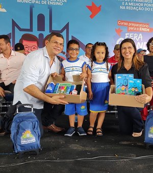 [VÍDEO] Em manhã de festa, prefeito de Feira Grande premia melhores alunos e lança cartão com bolsa mensal de 150 reais
