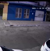 [Vídeo] Câmera flagra homem quebrando vidro de táxi no bairro Prado