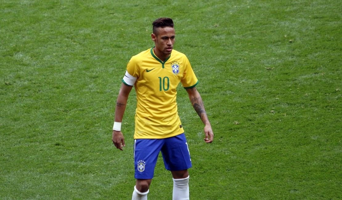 Neymar aparece com camisa de clube do Rio, e cena viraliza nas redes sociais