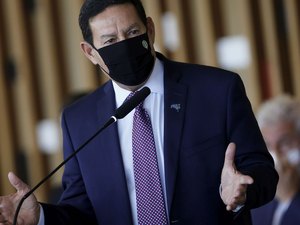 Hamilton Mourão está sem febre e se recupera bem, diz assessoria