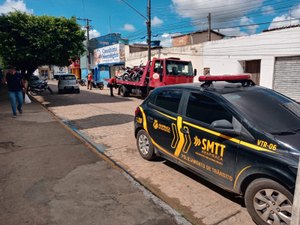 [Vídeo] Veículos estacionados em locais proibidos são recolhidos no Centro de Arapiraca