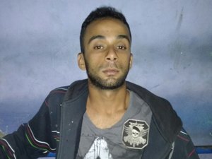 Jovem é preso e adolescente é apreendido durante abordagem policial 