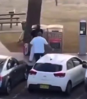 Homem imobiliza e desarma um dos atiradores em ataque em praia da Austrália