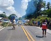 Tribo Wassu Cocal bloqueia BR-101 em protesto contra prisão de indígena