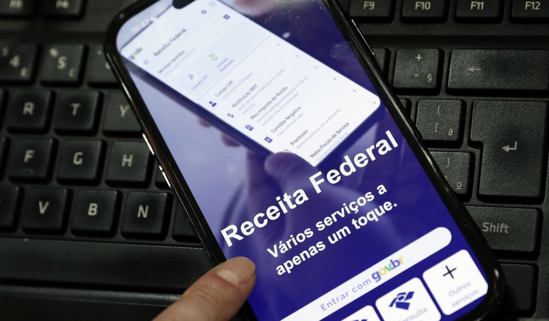 Receita paga nesta sexta maior lote de restituição do IR da história