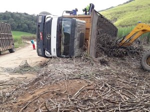 Caminhão carregado de cana-de-açúcar tomba na zona rural de Porto Calvo